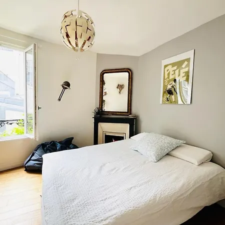 Le Grand Marais Direct Metro To The Eiffel Tower Париж