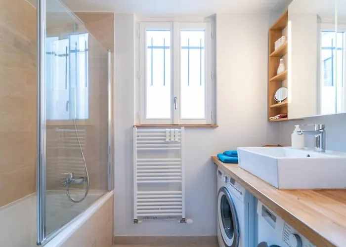 Le Grand Marais Direct Metro To The Eiffel Tower Париж