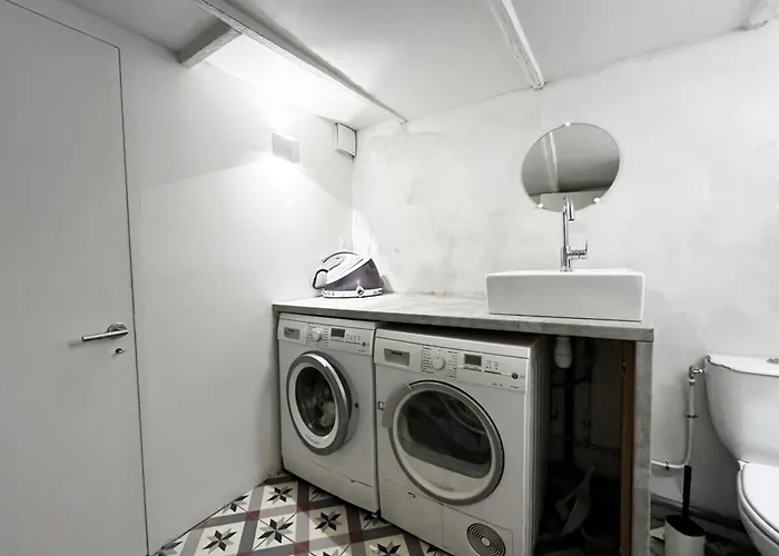 Le Grand Marais Direct Metro To The Eiffel Tower Париж